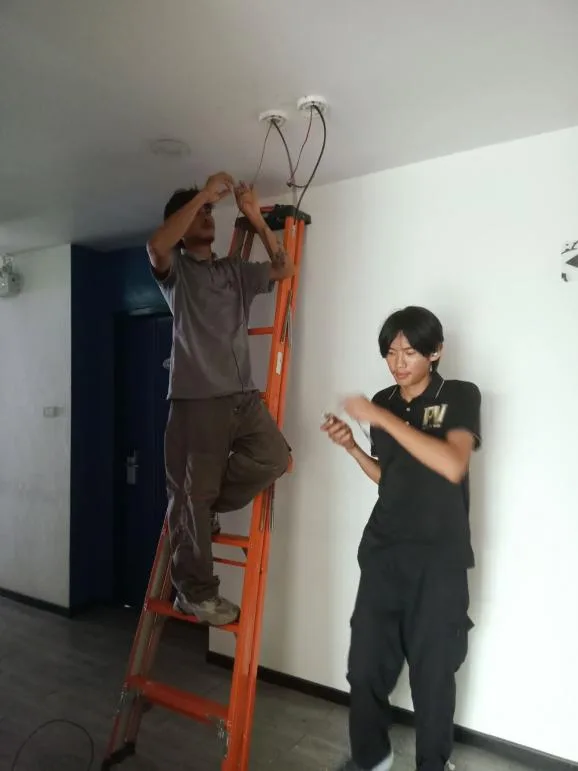 ทีมช่างตรวจซ่อมระบบกล้องในอาคารรีสอร์ต
