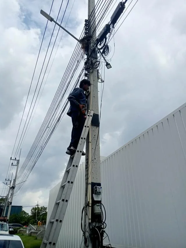 เดินสายและติดตั้งกล้องบนเสาไฟในหมู่บ้านจัดสรร